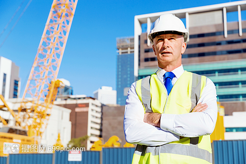 工地交响曲 安全背心下建设者的坚守与奋斗