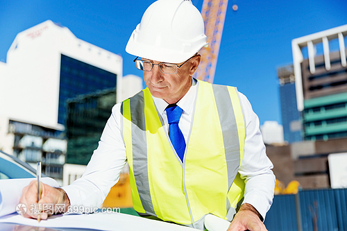 蓝图下的筑梦者 建筑工地上的工程师与建设者